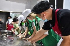 历经多轮天然发酵、人工揉面、盘面、搓条、盘